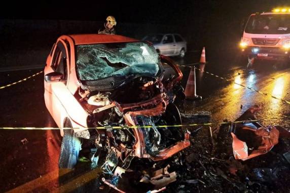 Dois carros colidiram frontalmente no quilômetro 75 da rodovia