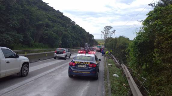 Motorista é encontrado com hipotermia 9 horas após cair com caminhão em barranco de SC - foto 3