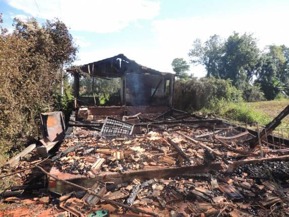 Casa é consumida pelo fogo em Vila Partos, interior de Novo Machado - foto 3