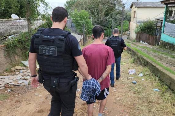 Mulher é suspeita de ajudar filho a esconder carros roubados na zona sul de Porto Alegre - foto 2