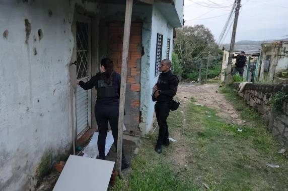 Mulher é suspeita de ajudar filho a esconder carros roubados na zona sul de Porto Alegre - foto 3