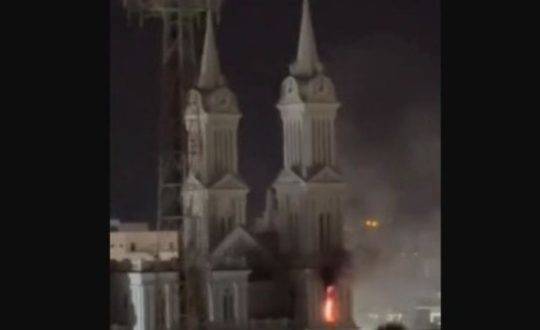 O padre Ari Erthal relatou que os fiéis, ao saírem da missa, notaram fumaça em uma das torres da igreja e voltaram para alertá-lo