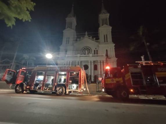 O padre Ari Erthal relatou que os fiéis, ao saírem da missa, notaram fumaça em uma das torres da igreja e voltaram para alertá-lo