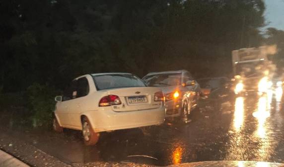 Alto volume de chuvas interrompe estradas na região - foto 3