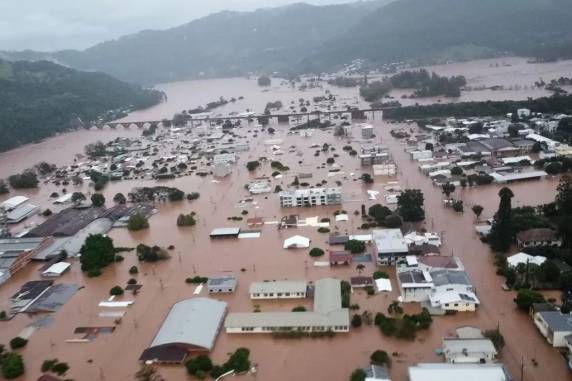 Município devastado pelas cheias de setembro e novembro de 2023 contabiliza, desde segunda-feira, 30 deslizamentos e 748mm de chuva, segundo a prefeitura. Com queda de pontes e bloqueios de rodovias, os 4,6 mil habitantes não têm como deixar a região nem receber socorro