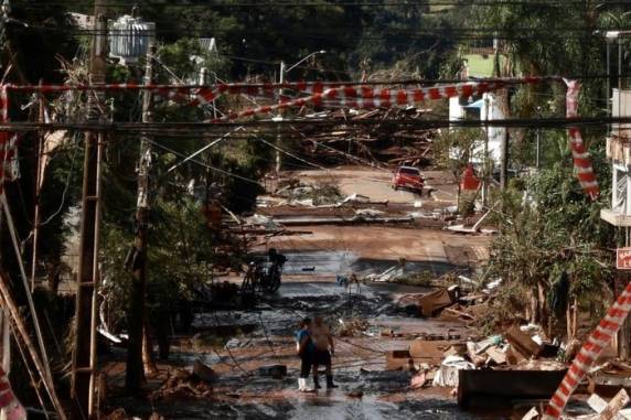 Destruída pela terceira vez por enchente desde setembro, Arroio do Meio é abalada, desta vez, também pela desordem civil. Cidade do Vale do Taquari está isolada desde quarta-feira (1º)
