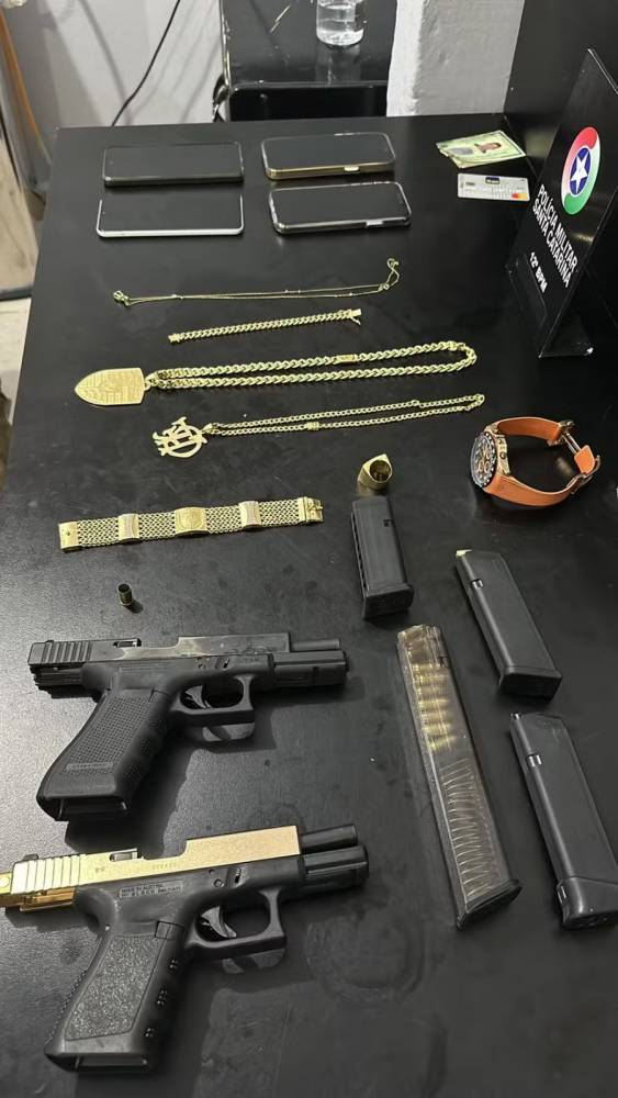 Duas pistolas foram apreendidas. Homem foi preso após assumir armas e tiros, conforme Polícia Civil.