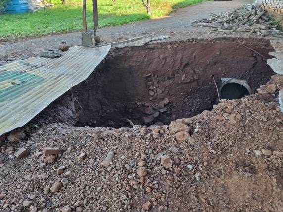 Canalização de esgoto pluvial estoura dentro de pátio de uma empresa, em Três de Maio - foto 2