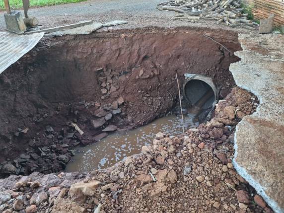 Canalização de esgoto pluvial estoura dentro de pátio de uma empresa, em Três de Maio - foto 3