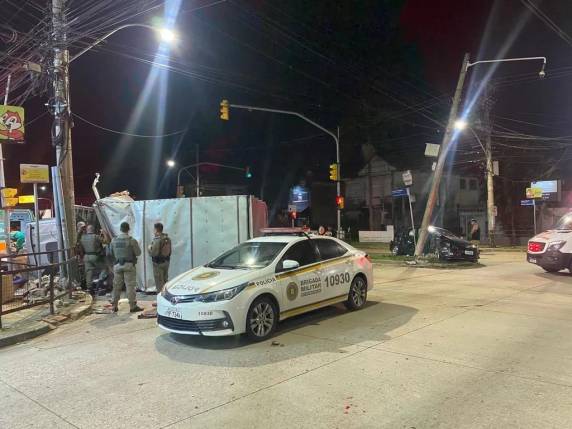 Três pessoas ficam feridas em colisão envolvendo caminhão e carro em Porto Alegre - foto 3