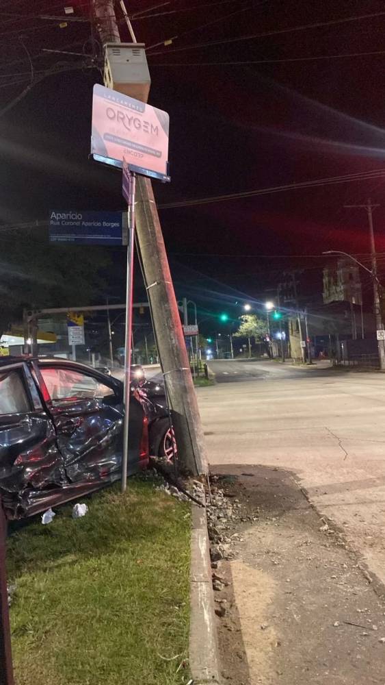 Três pessoas ficam feridas em colisão envolvendo caminhão e carro em Porto Alegre - foto 2