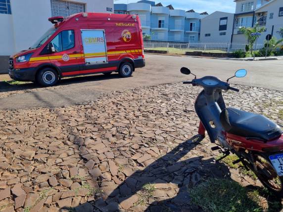 Dois adolescentes ficaram feridos em acidente no Centro de Três de Maio - foto 2