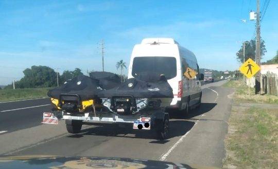 Suspeito transportava duas motos aquáticas supostamente para auxiliar vítimas de enchentes no RS