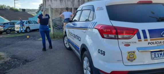 Vítima de 43 anos foi morta a tiros na chegada do trabalho nesta quarta-feira, em Chapecó, no Oeste. Apontado por ser o autor do crime cometeu suicídio.