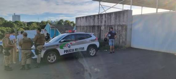 Vítima de 43 anos foi morta a tiros na chegada do trabalho nesta quarta-feira, em Chapecó, no Oeste. Apontado por ser o autor do crime cometeu suicídio.