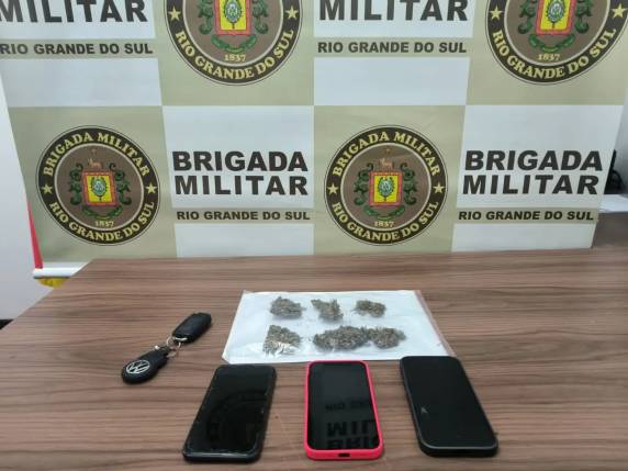 A dupla foi abordada num Volkswagen/Jetta, que estava buscando drogas num município próximo para ser revendida em São Paulo das Missões.