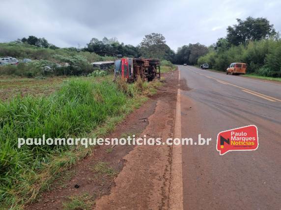 Caminhão tomba na lateral da RS-342 em Independência - foto 3