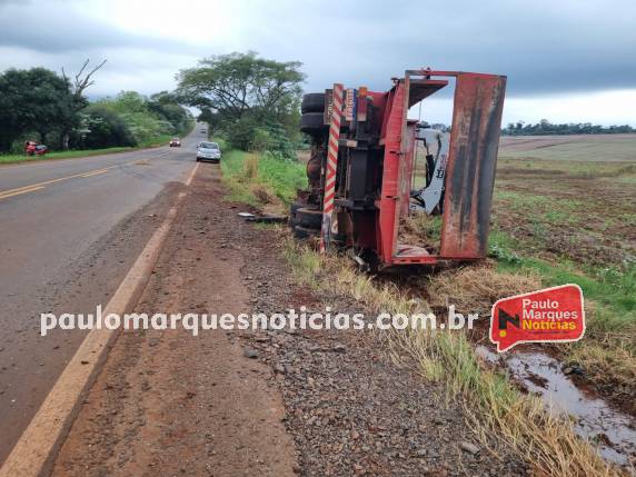 Caminhão tomba na lateral da RS-342 em Independência - foto 2