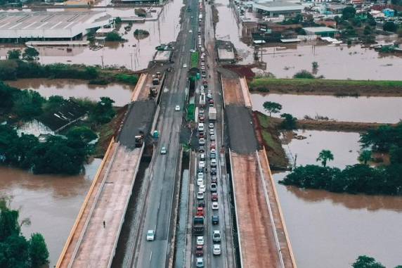 No sentido Interior-Capital, motoristas ainda precisam usar faixa alternativa criada pelo Dnit por conta da água na pista principal