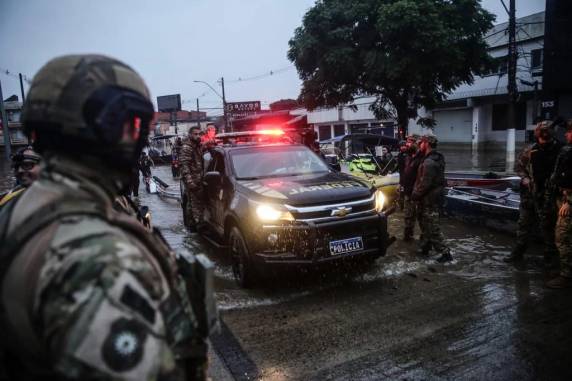 A maior tragédia climática a atingir o Rio Grande do Sul, que deixa mais de uma centena de mortos e obriga pessoas a abandonarem suas casas, impacta também na violência. Reforços de fora do Estado e da Força Nacional vêm sendo recebidos
