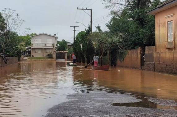 Vice-prefeito pediu que moradores busquem abrigo seguro urgentemente, pois o Rio Caí já está em rápida elevação