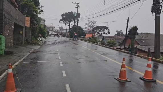 Temporais no RS: rua desmorona após chuva em Gramado - foto 2