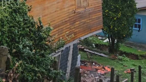 Temporais no RS: rua desmorona após chuva em Gramado - foto 3