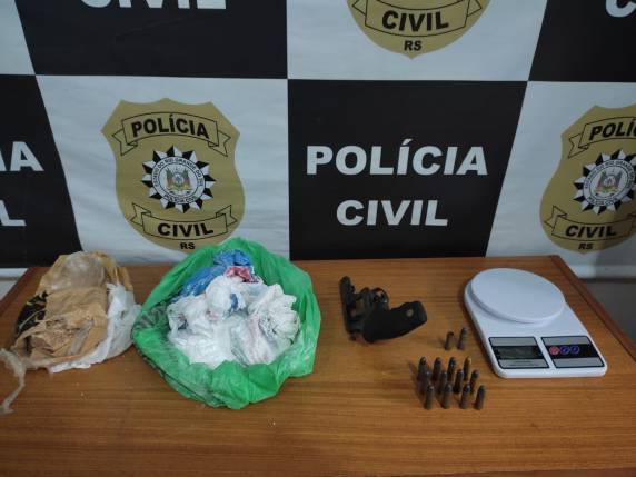 Durante as buscas na residência do menor infrator drogas, arma e munições também foram apreendidos