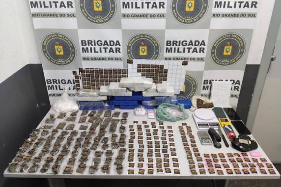 Eles, que têm 25 e 27 anos, foram capturados no bairro Cruzeiro na noite de segunda-feira (13). A dupla também estava com cocaína