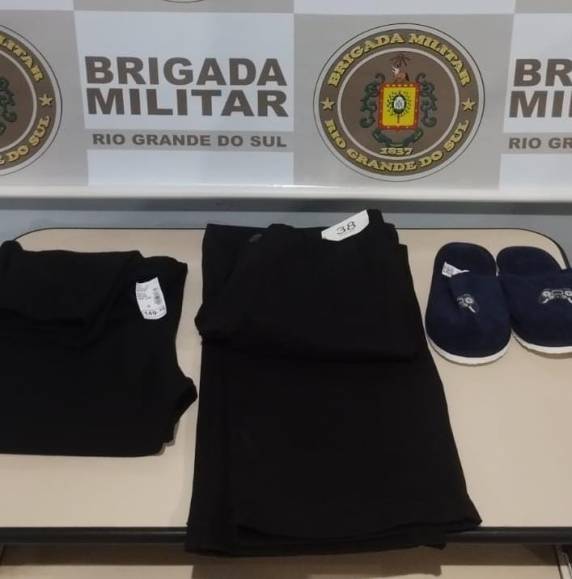 Os policiais foram informados que ela havia subtraído do estabelecimento 02 pares de calças e 01 pantufa.