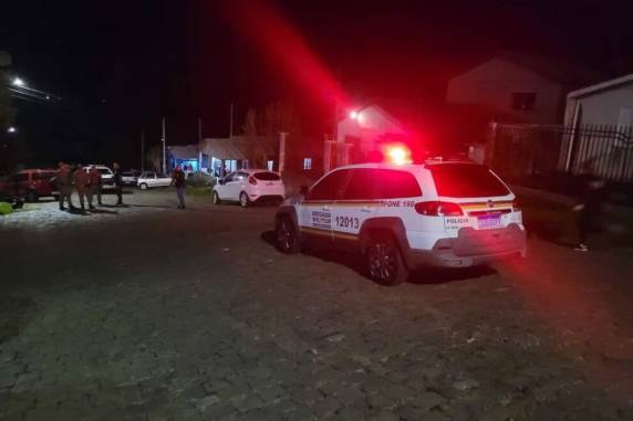 Caso aconteceu por volta das 18h de terça-feira, no bairro Farroupilha; motivação para o crime ainda é investigada