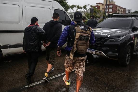 Secretaria da Segurança Pública identificou saques, roubos e furtos em áreas alagadas, crimes em abrigos e golpes relacionados às enchentes. Mais de 2,3 milhões de moradores do Estado foram afetados pelas cheias e temporais, que mataram 155 pessoas