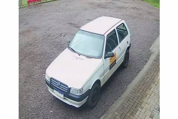 Fiat Uno foi levado por volta do meio-dia desta segunda-feira (20)