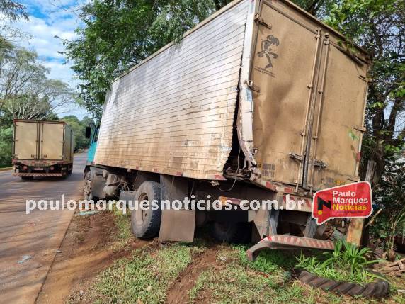 Colisão traseira envolve carro e caminhão na RS-342 em Três de Maio - foto 2