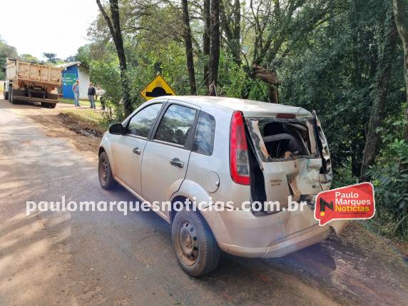 Colisão traseira envolve carro e caminhão na RS-342 em Três de Maio - foto 4