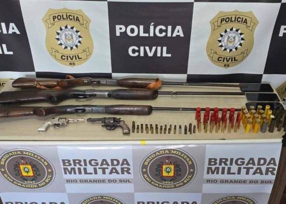 Foram apreendidas sete armas de fogo entre revolveres e espingardas, além de munições de diversos calibres