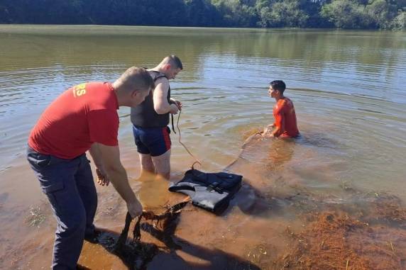 Equipe verifica possibilidade do corpo estar na água após encontrar veículo próximo ao local