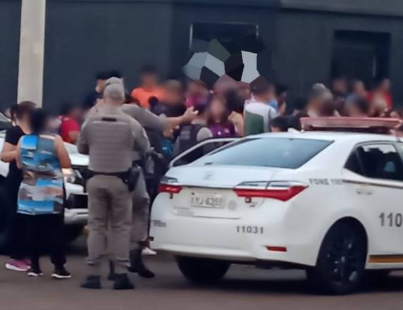 A presença policial foi essencial para controlar a situação e dispersar os envolvidos na briga.