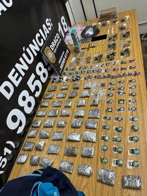 Nesta terça-feira, um homem foi preso em flagrante com entorpecentes como cocaína, maconha, haxixe, ecstasy e LSD