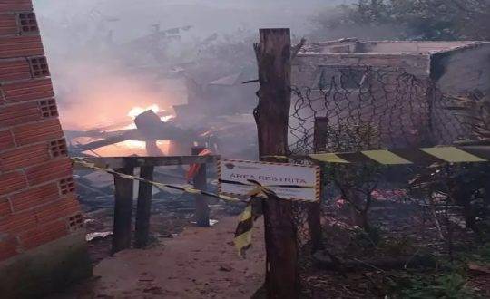 Incêndio destruiu a residência durante a madrugada deste sábado (25)