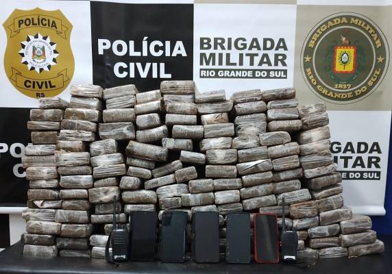 A droga estava em um veículo com um indivíduo, outro carro servia como batedouro