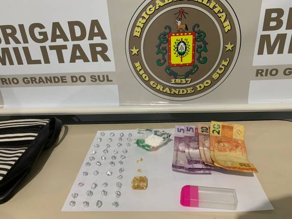 A equipe do policiamento tático recebeu denúncias informando que uma mulher com certas características estaria traficando em frente a um condomínio