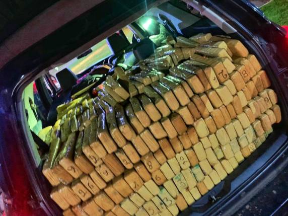 Mais de uma tonelada de maconha do Paraguai é encontrada em caminhonete roubada em BC - foto 3