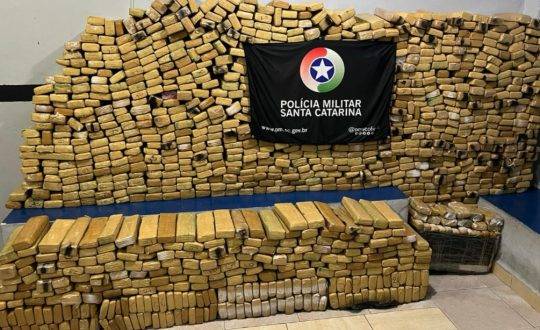 Mais de uma tonelada de maconha do Paraguai é encontrada em caminhonete roubada em BC - foto 2