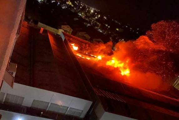 Na madrugada desta segunda-feira, o Corpo de Bombeiros seguia fazendo o rescaldo no local