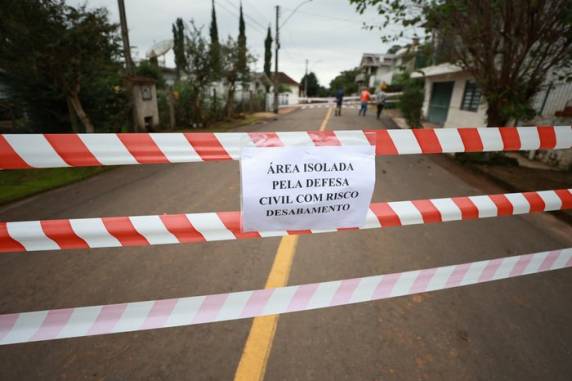 Fendas no asfalto e rachaduras põem em risco casas poupadas pela enchente em Cruzeiro do Sul - foto 2