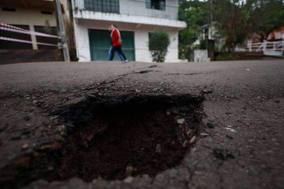 Fendas no asfalto e rachaduras põem em risco casas poupadas pela enchente em Cruzeiro do Sul - foto 4