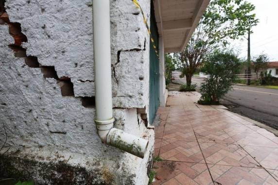 Fendas no asfalto e rachaduras põem em risco casas poupadas pela enchente em Cruzeiro do Sul - foto 5