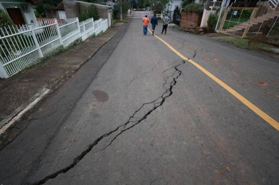 Fendas no asfalto e rachaduras põem em risco casas poupadas pela enchente em Cruzeiro do Sul - foto 3