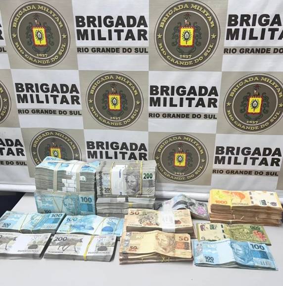 O dinheiro foi apreendido e o fato será apurado mediante inquérito.